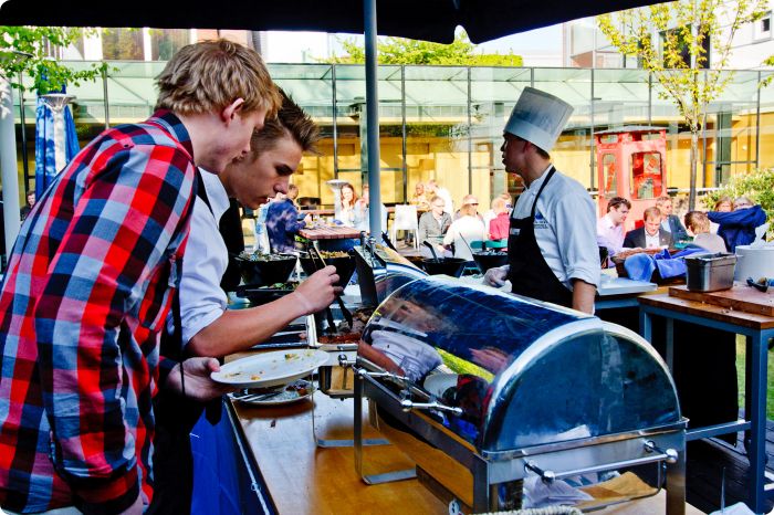 Grillbuffé på innergården