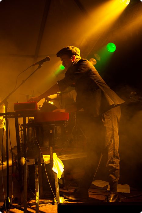 Öltält: Navid Modiri & Gudarna