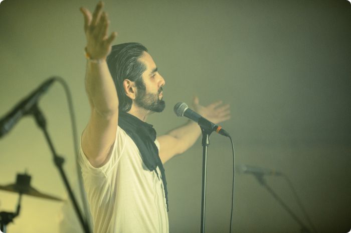 Öltält: Navid Modiri & Gudarna