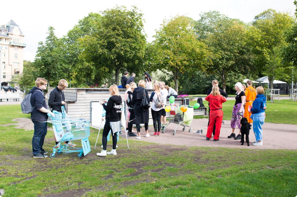Metalyoga och kundvagnrace