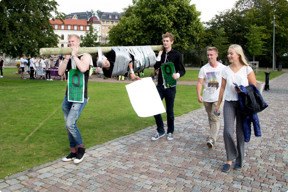 Metalyoga och kundvagnrace