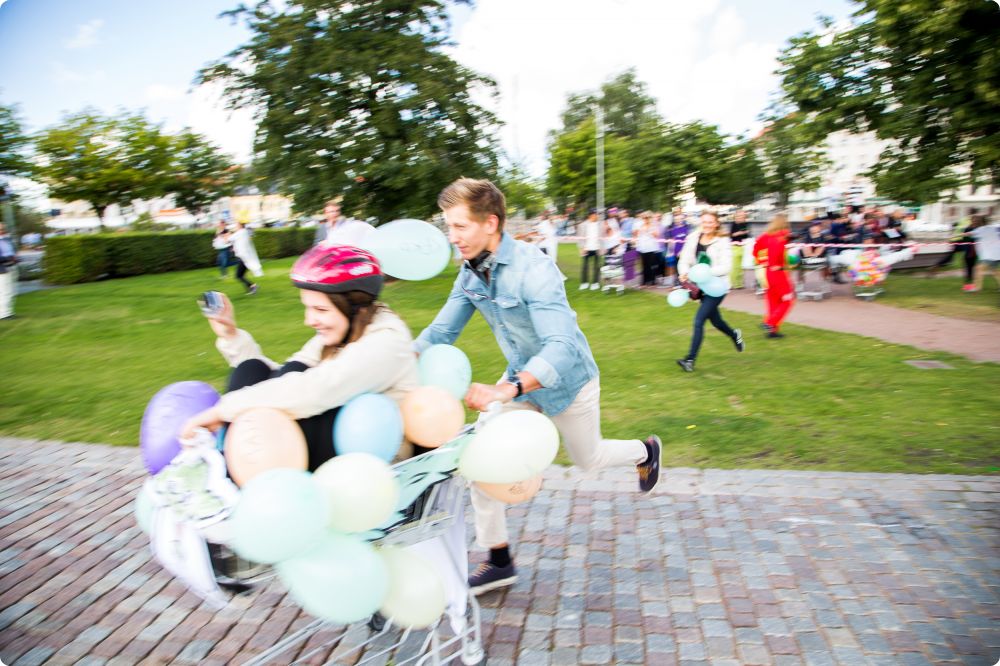 Metalyoga och kundvagnrace