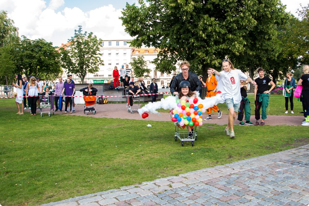 Metalyoga och kundvagnrace