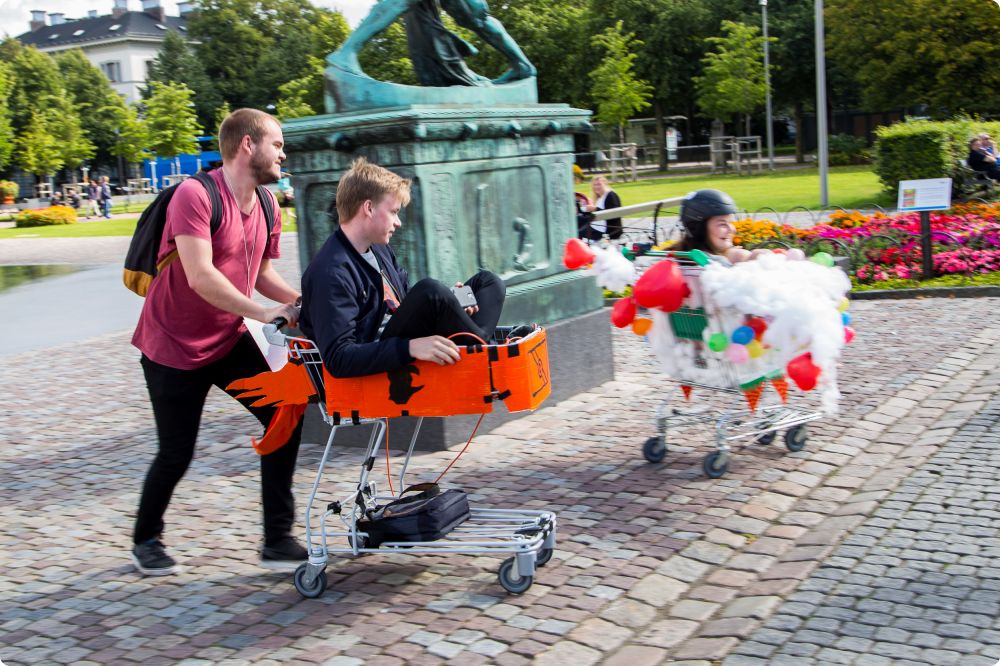 Metalyoga och kundvagnrace