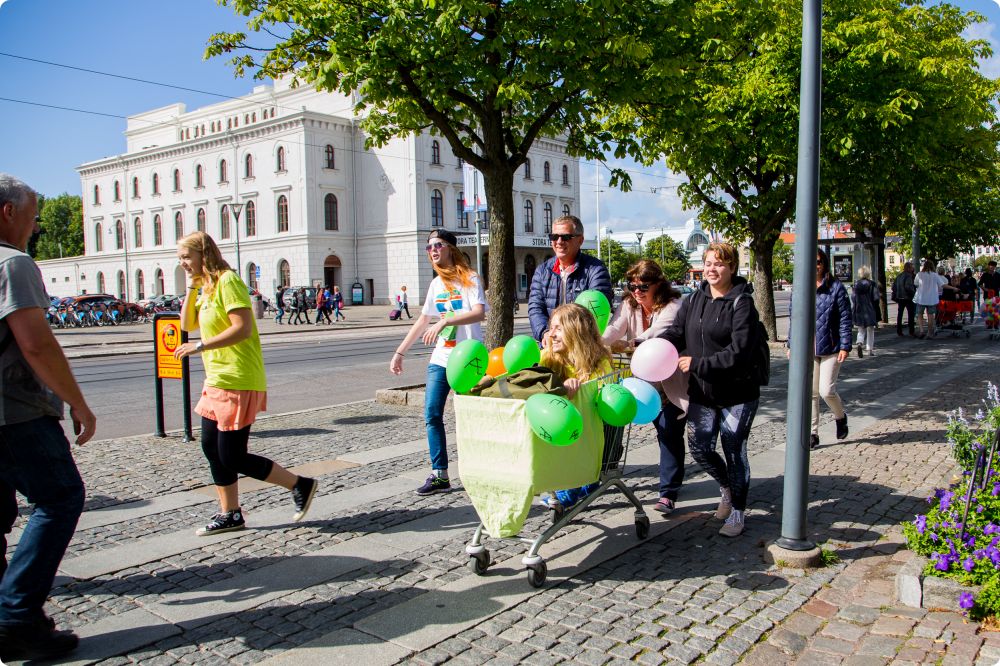 Metalyoga och kundvagnrace