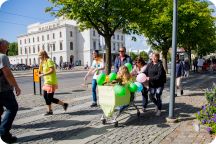 Metalyoga och kundvagnrace