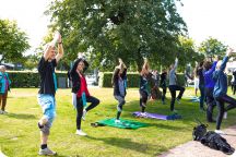 Metalyoga och kundvagnrace